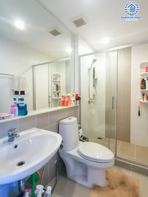 ทาวน์เฮ้าส์มือสองย่านกรุงเทพมหานคร ม.บ้านกลางเมือง งามวงศ์วาน คุณภาพระดับ AP หลังมุม! เนื้อที่ 18.5 ตร.ว. ฟังก์ชัน 3 ห้องนอน 3 ห้องน้ำ 2 ที่จอดรถ บ้านสภาพเยี่ยม ใกล้รถไฟฟ้าสายสีม่วง "สถานีศูนย์ราชการนนทบุรี", สายสีแดง "สถานีบางเขน" และทางด่วน "ศรีรัช"